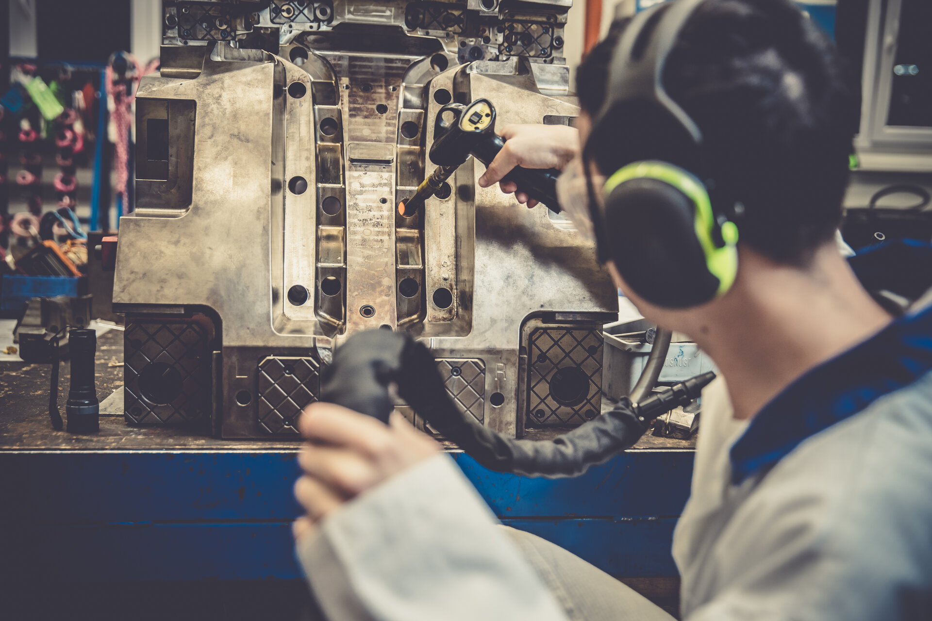 Dry ice cleaning An exciting technology AWTECHNICS